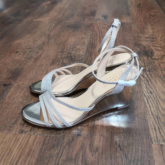 New Badgley Mischka Soft Gold Glitter Strappy Sandals Wedges Size 8 - Picture 2 of 6